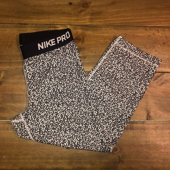 Nike Pants - Nike Pro Capri Leggings